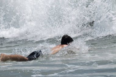 Büyük bir dalga dalış