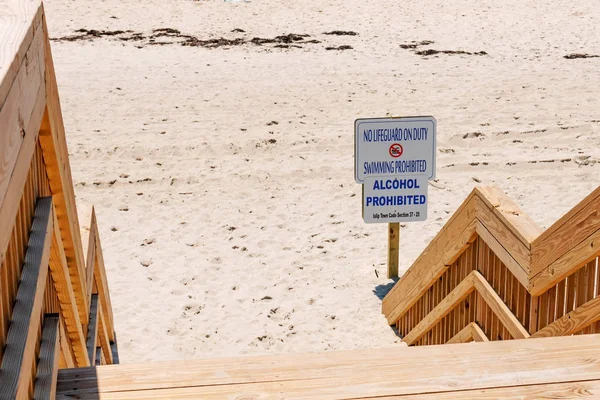 Χωρίς οινόπνευμα δεν κολύμπι στην παραλία — Φωτογραφία Αρχείου