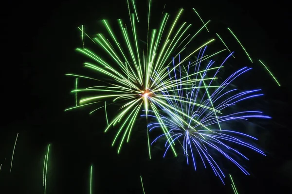 Grünes und blaues Feuerwerk — Stockfoto