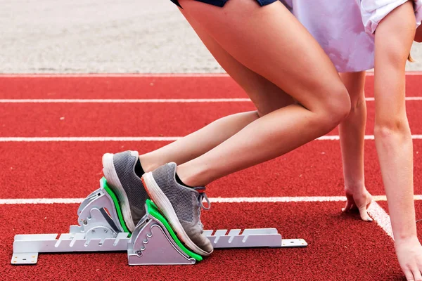 Chicas de secundaria en los bloques listos para correr en la práctica — Foto de Stock