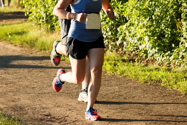 Bir toprak yol üzerinde bir 5 k yarış koşucu