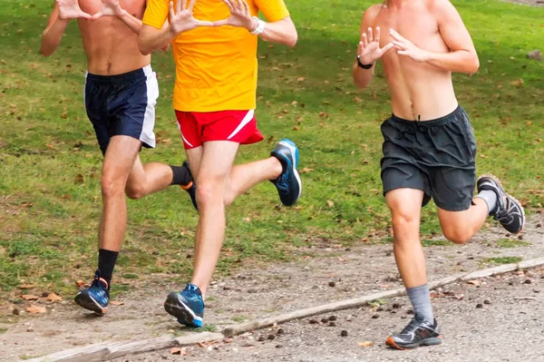 Трое подростков готовятся к бегу по пересеченной местности — стоковое фото