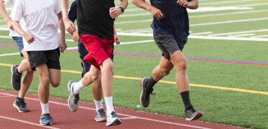 5 erkek bir grup hızlı bir yolda çalışan