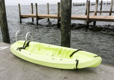 Yeşil kayık büyük South Bay tarafından dock üzerinde