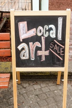 Bir tahtaya yazılmış sanat satışı işareti