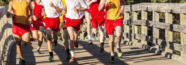 Middelbare school jongens Kruis land race gaat over een brug — Stockfoto