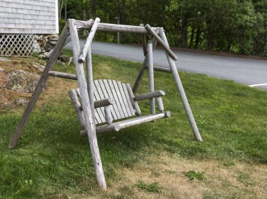 Rahatlamak için bir tepe üzerinde bir ahşap salıncak oturur