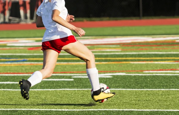 Jogadora de futebol do colégio feminino correndo pelo campo — Fotografia de Stock