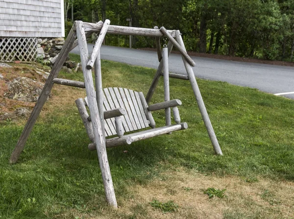 Rahatlamak için bir tepe üzerinde bir ahşap salıncak oturur