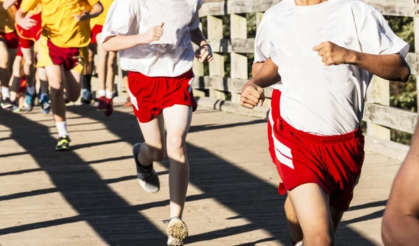 Vysoké školy chlapecké Závodní běžecké přes most — Stock fotografie