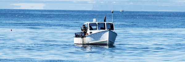 Pescador a montar uma armadilha de lagosta ao largo da costa do Maine — Fotografia de Stock