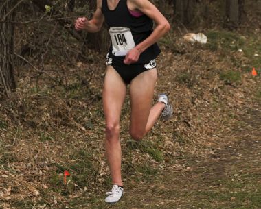 Bir çapraz ülke yarışta çalışan lise erkek