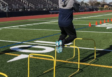 Güç ve koordinasyon eğitimi için Engelli üstünden atlayarak