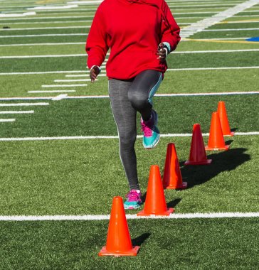 Hız matkap üzerinde turuncu konileri gerçekleştirme parça runner