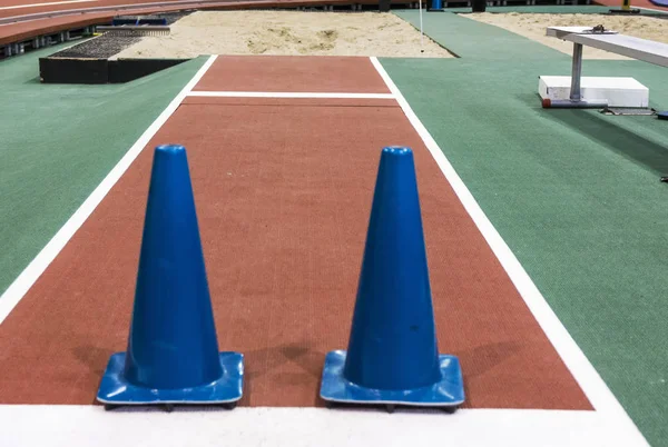 Cones azuis bloqueando poço salto longo dentro de casa — Fotografia de Stock