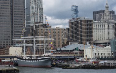 Sout Street Seaport'tan görünümü ve su