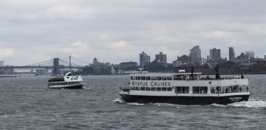 Liberty Ststue tekneler turistleri taşıyan
