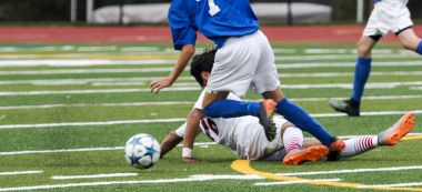Futbol oyuncu slayt rakibi mücadele