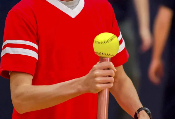 Equilibrando um softball em um bastão — Fotografia de Stock