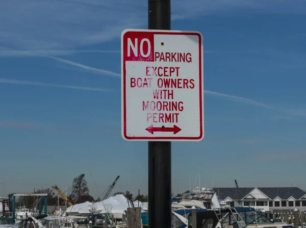 No parking except for boat owners sign
