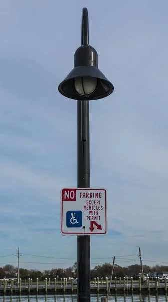 Žádné parkování kromě označení pro tělesně postižené na lampy post — Stock fotografie