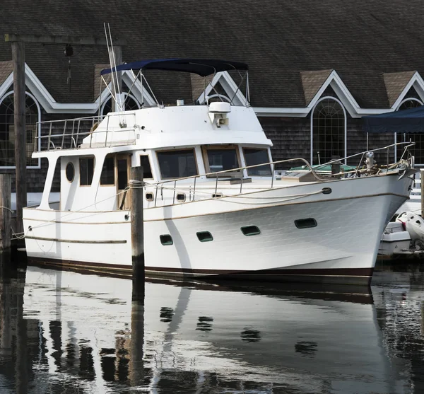 Barco blanco con adornos marrones en su lugar en el muelle — Foto de Stock