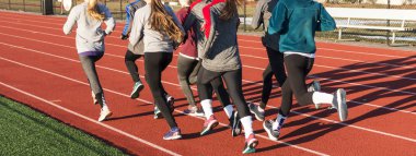 Genç kız bir yolda çalışan grubu