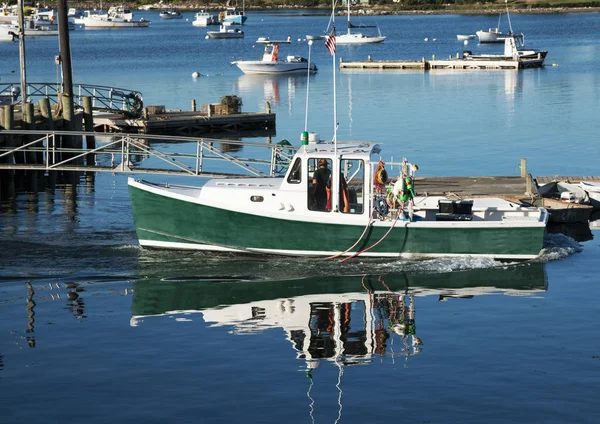 Langosta barco de pesca de respaldo en Bass Harbor Maine — Foto de Stock