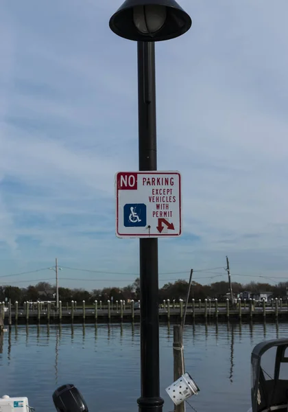 No Parcheggio tranne i veicoli con permesso per disabili in un porto turistico — Foto Stock