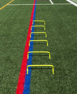 Sarı mini çeviklik Engelli bir yeşil çim sahada