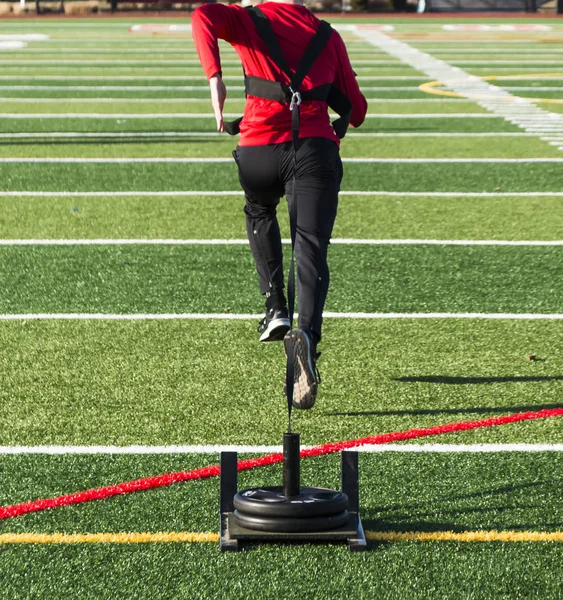 Sportler zieht einen Schlitten mit Gewichten — Stockfoto