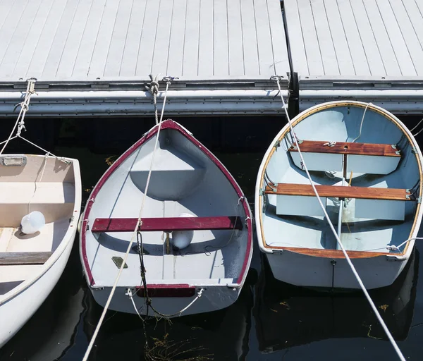 Tres botes de remos atados en línea a un muelle en Maine —  Fotos de Stock