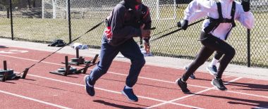 Bir parça üç ağırlıklı sleds çekmek Runnera