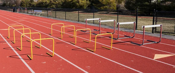 Obstáculos configurados para prática de salto em uma pista — Fotografia de Stock