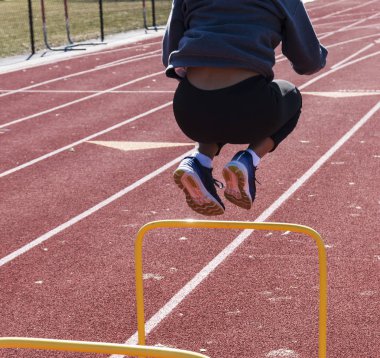 İki metreden yüksek sarı Engelli atlama