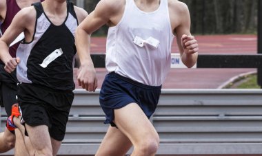 Yüksek okul çocukları bir yolda yarış