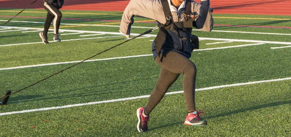 Atleta hembra tirando de trineo apagado — Foto de Stock