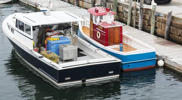 Brinquedo tamanho vida rebocador barco na água — Fotografia de Stock