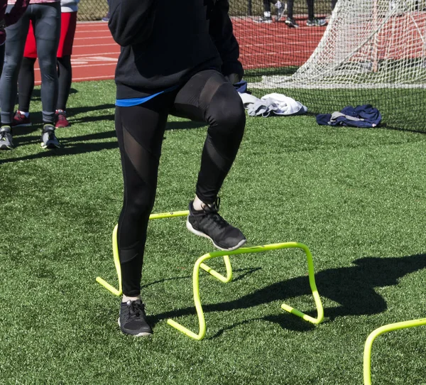 Athlet überwindet gelbe Mini-Hürden — Stockfoto
