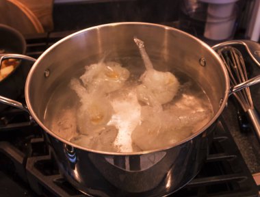 Kaynar suda plastik torbalar içinde yumurta kaçak avcılık