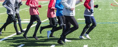 Çorap bir çim sahada çalışan koşucu