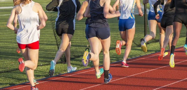 Meninas do ensino médio correndo a milha — Fotografia de Stock