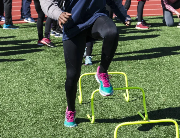 Vitesse de travail sur mini-obstacles jaunes à la pratique — Photo