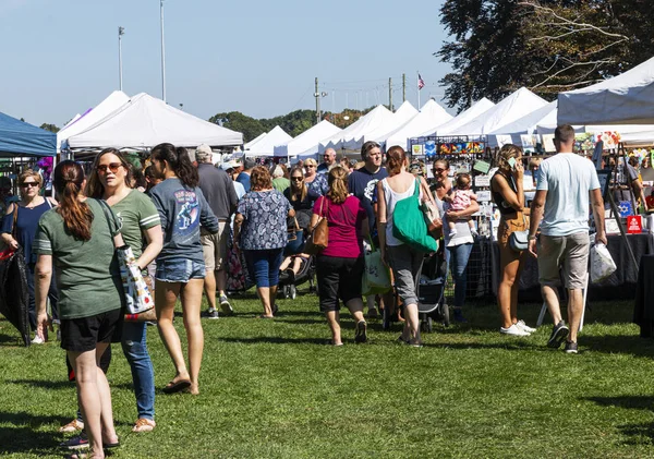 Fiera dell'artigianato di West Islip con persone che visitano i venditori — Foto Stock