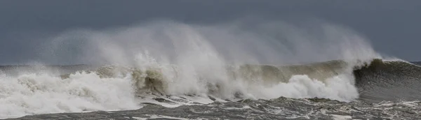 Nagy hullám, erős szelektől visszahúzódó vízzel. — Stock Fotó