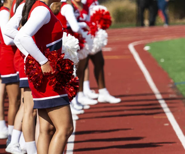 Cheerleader auf der Strecke während eines Fußballspiels — Stockfoto