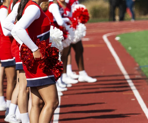 Majorettes sur la piste pendant un match de football — Photo