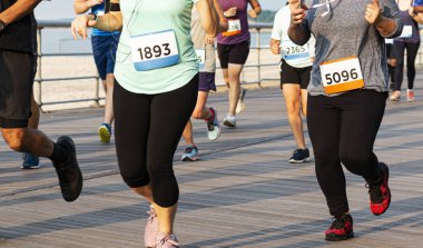 Yazın kaldırımda 10 km hızla koşan koşucular