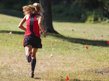 Koşucu GR üzerindeki kırmızı bayrak işaretlerini takip ederek ülkeyi boydan boya geçiyor