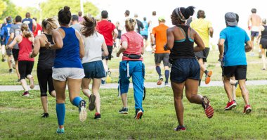 Otların üzerinde 10 km hızla koşan koşucuların arka görüntüsü